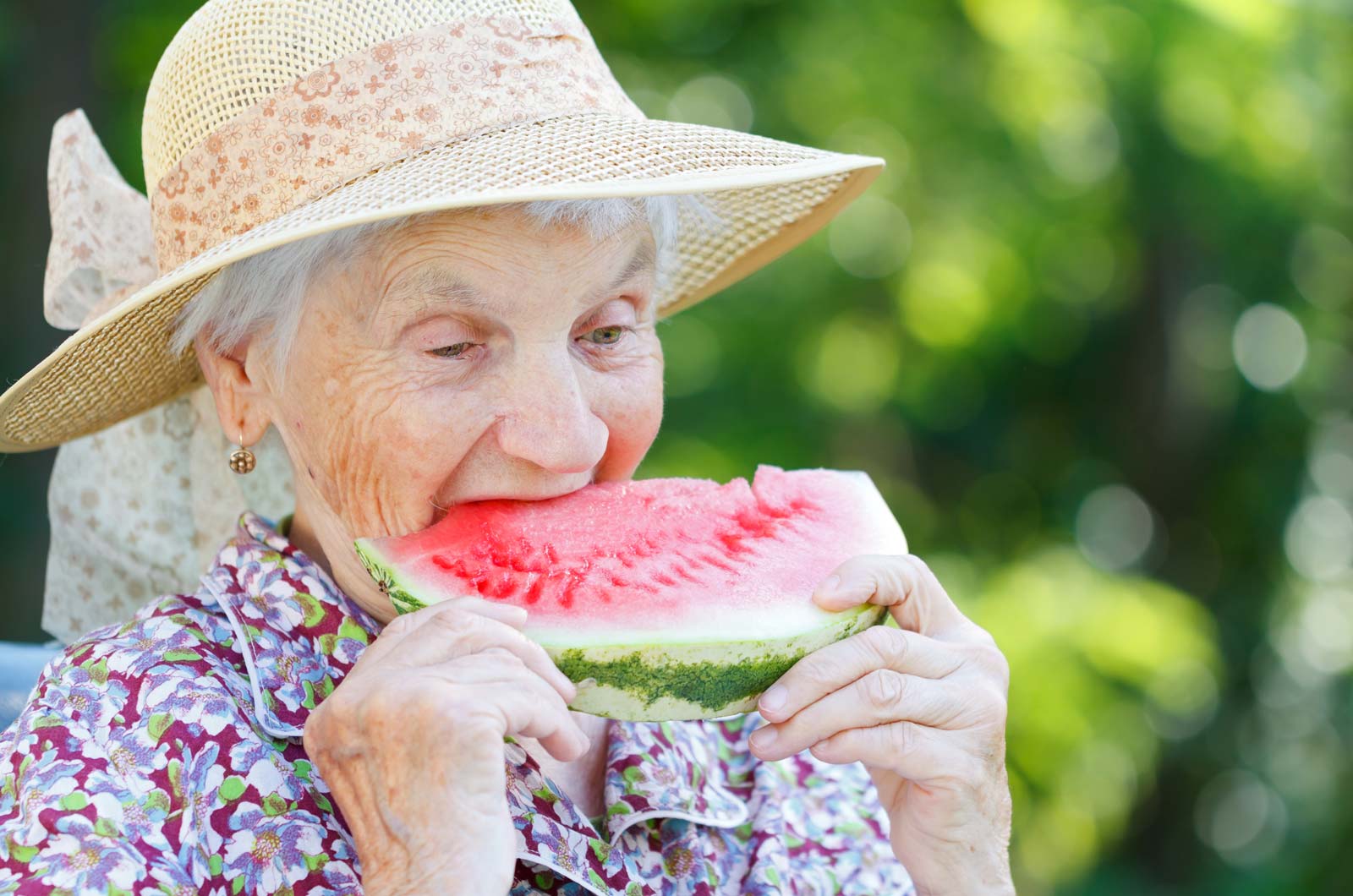 vrs lakeside gardens blog 6 summer safety tups for seniors living in retirement communities